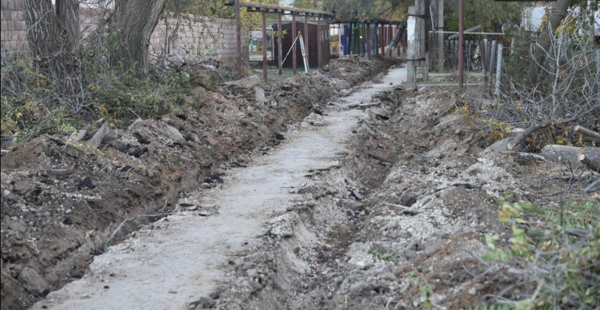 Муниципалитет по просьбам жителей благоустраивает тротуар на улице Немова