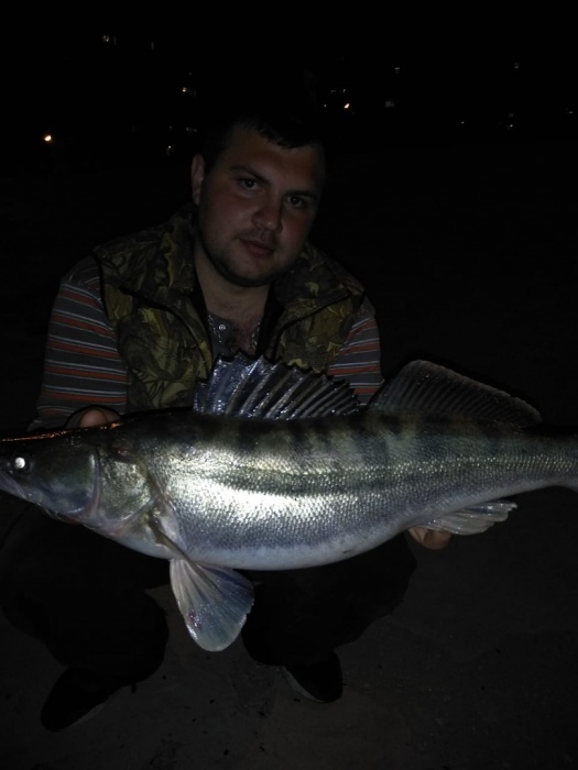 Астраханец похвастался своим судаком, выловленным на набережной