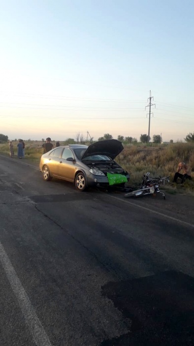 В Астраханской области два автомобиля сбили велосипедиста и мопедиста