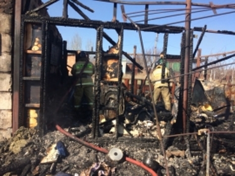 В Астрахани два человека погибли на пожаре