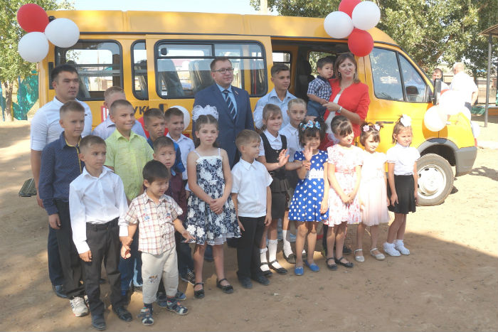 Благотворительный Фонд «ЛУКОЙЛ» подарил воспитанникам реабилитационного центра «Вера» новый микроавтобус