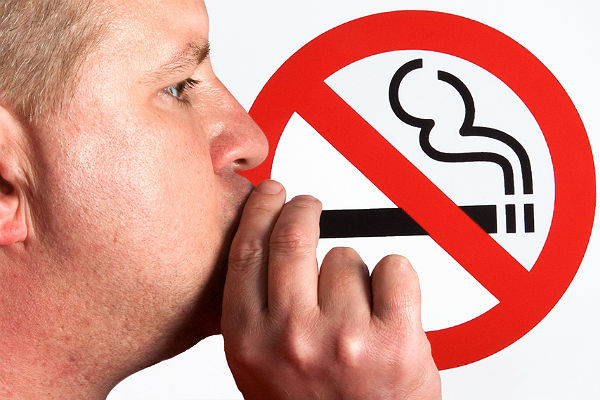 В Астраханской области выписаны первые штрафы за курение в общественных местах