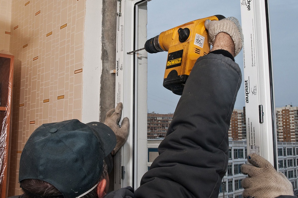 Скупой платит дважды: астраханцы погнались за дешевыми пластиковыми окнами и поплатились за это