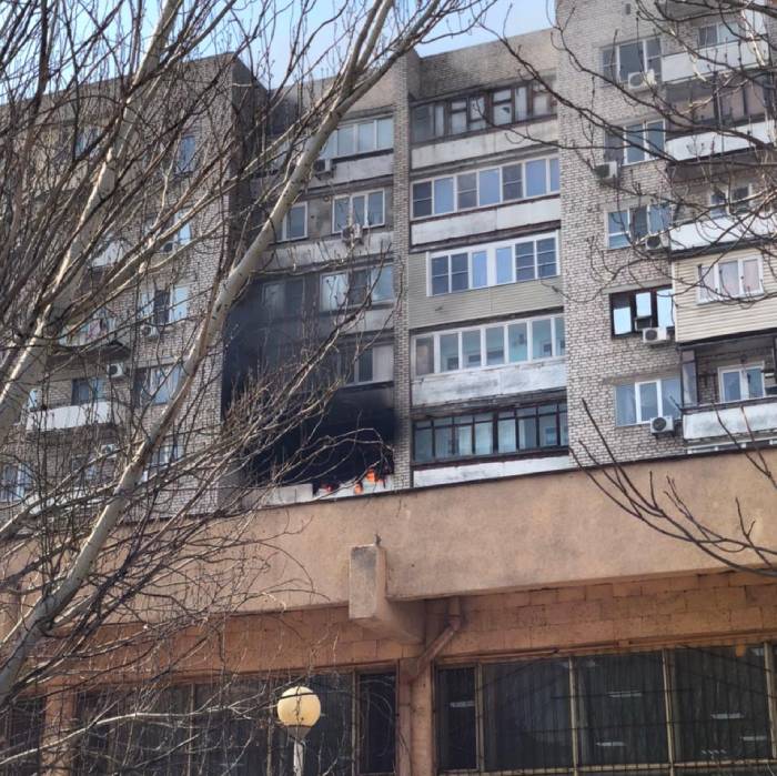 В Астрахани над Детским миром горит квартира: видео