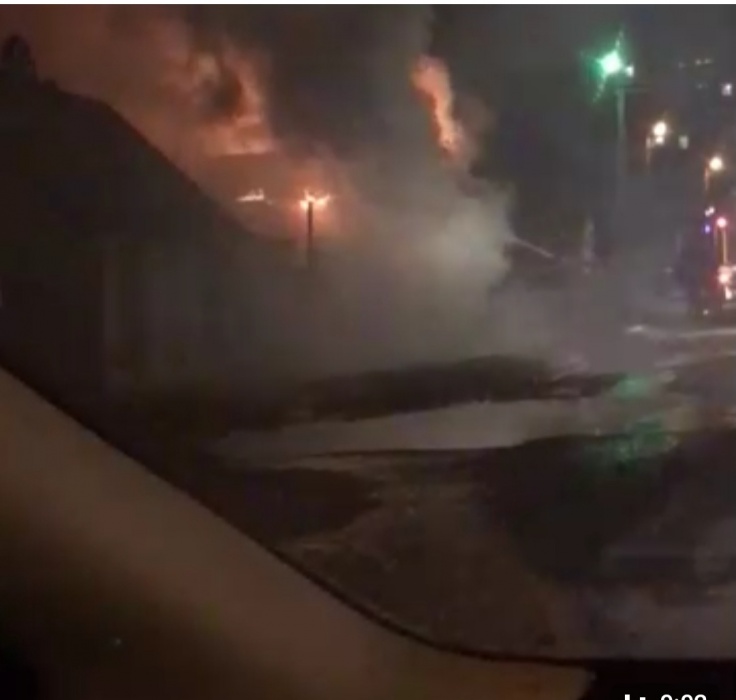 В Астрахани мощно горит киоск (ВИДЕО)