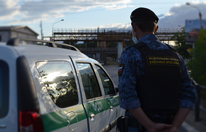 Астраханец чуть не лишился автоприцепа и ﻿недвижимости из-за миллионного долга