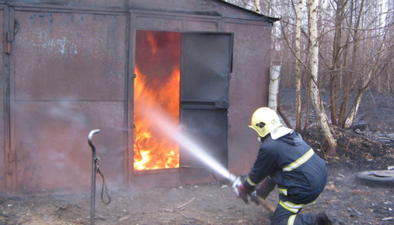 В Астрахани на видео попали кадры тушения серьезного пожара в гараже