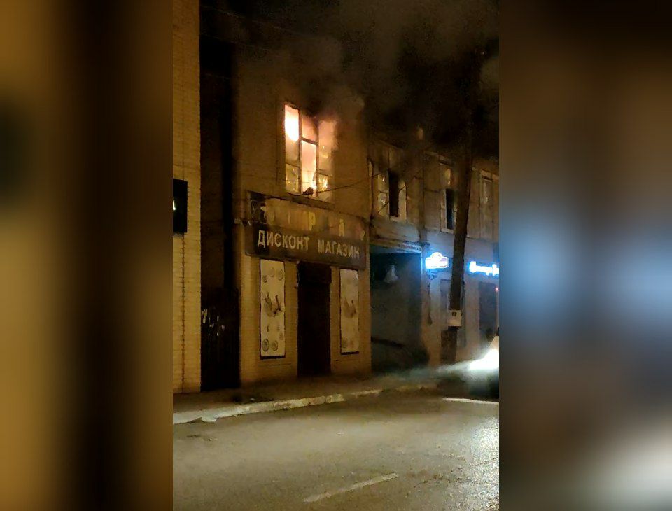 На Больших Исадах в Астрахани сгорел магазин Fix Price