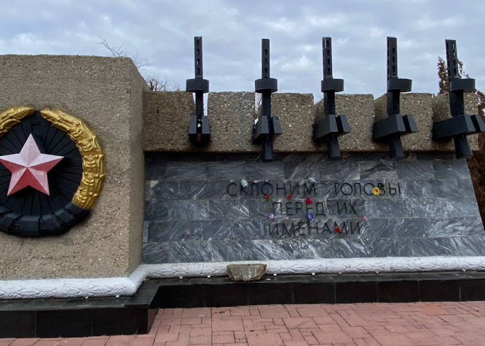 В Астрахани вандалы осквернили братскую могилу на Старом кладбище