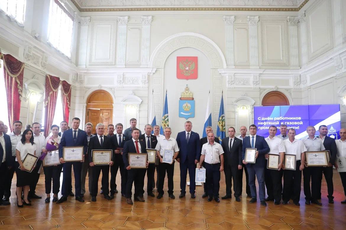 Губернатор Игорь Бабушкин поздравил работников и ветеранов нефтяной и газовой промышленности