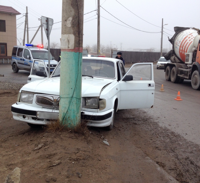 В Астрахани автомобиль врезался в столб: водитель умер, но не от травм, а от инфаркта