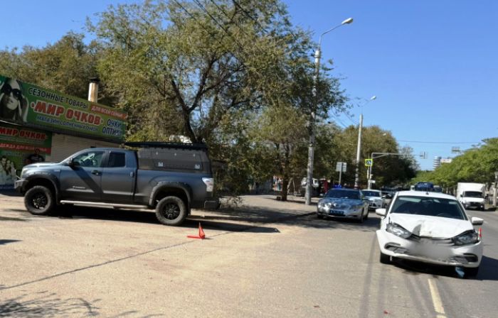 В Астрахани из протараненной «Мазды» увезли в больницу автоледи и 9-летнюю пассажирку