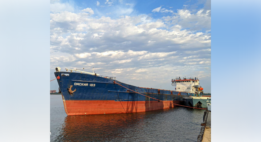 В Астраханской области столкнулись два сухогруза