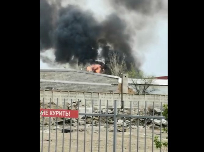 В Астрахани полыхает мощный пожар, видео