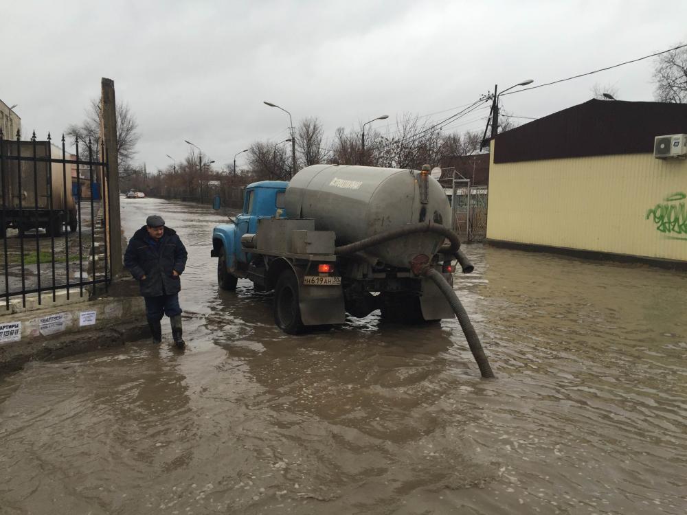 30 единиц спецтехники ликвидировали последствия ливня в Астрахани
