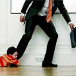 Астраханец лишился люстры и межкомнатной двери  за долги по алиментам