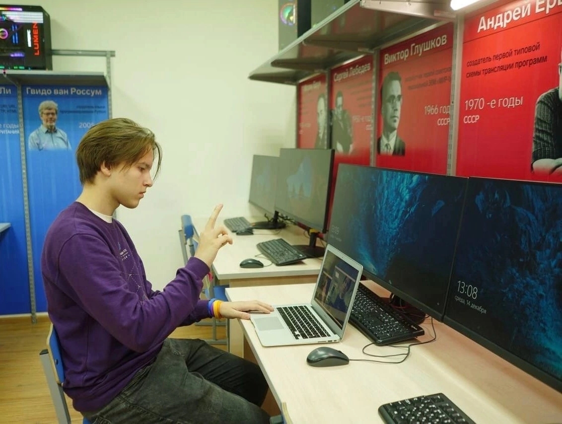Школьник из Астрахани разработал самоучитель жестового языка