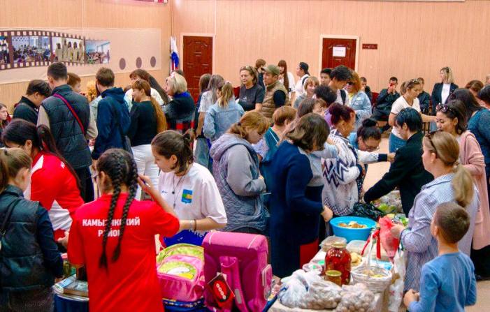 Астраханский колледж провел очередную благотворительную ярмарку в помощь участникам СВО