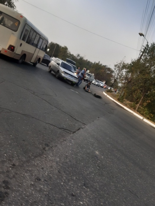 Рано утром в Астрахани образовалась крупная пробка из-за сбитой электросамокатчицы