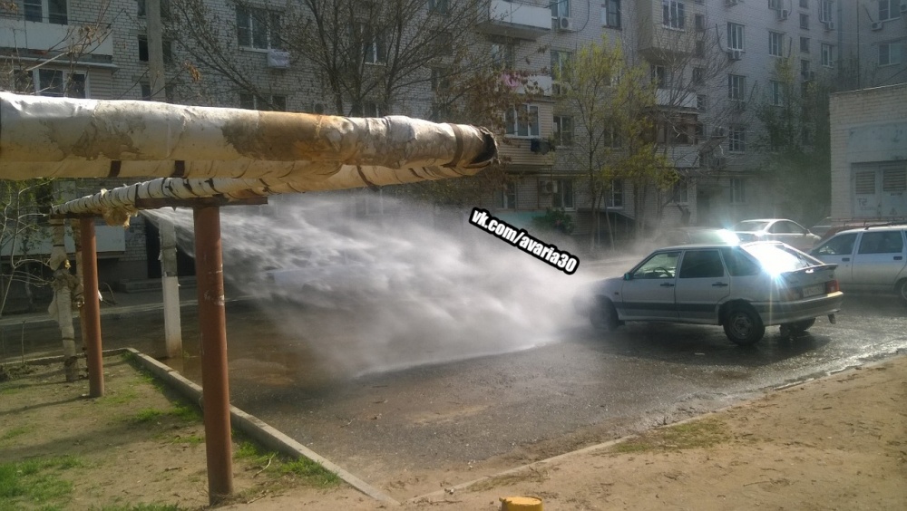 В Астрахани прорванная теплотрасса бесплатно моет машины
