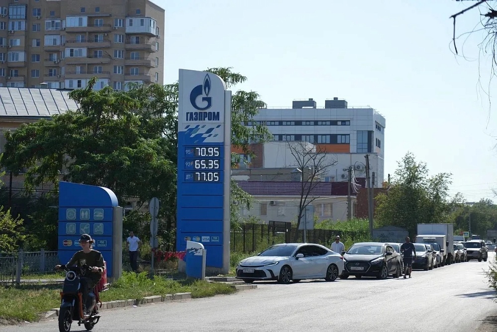 Астраханские власти пустили в ход парковочные запреты против бензиновых очередей