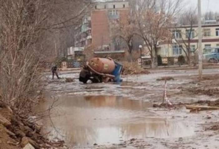 Спецтранспорт, который приехал откачать воду на Казачем, провалился вслед за другими машинами