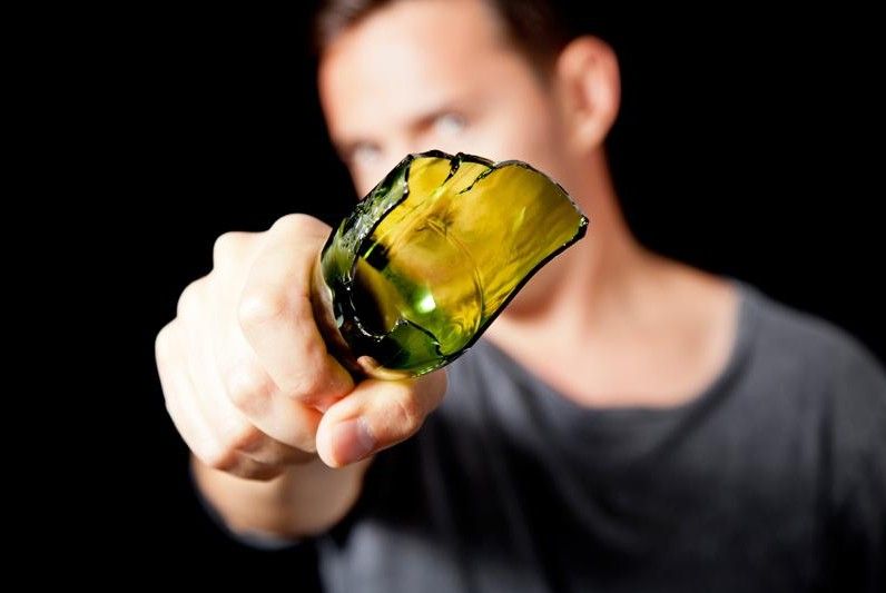 Под Астраханью сельчанин угрожал убить жену "розочкой" от бутылки