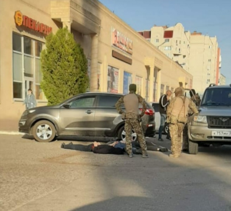 У астраханского ТЦ задержали банду псевдогазовщиков