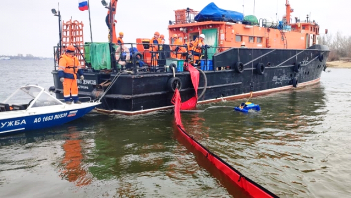 В астраханских портах топили танкер и выливали дизельное топливо в акваторию