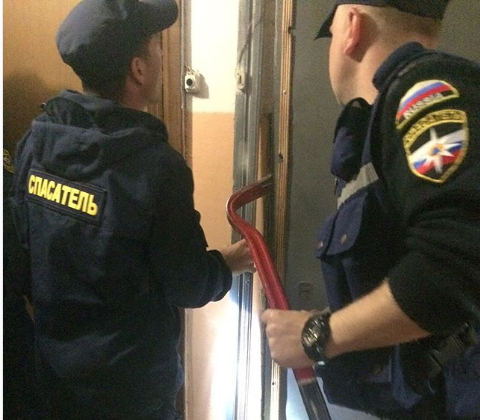 В Астрахани упавшая бабушка стала пленницей своей квартиры 