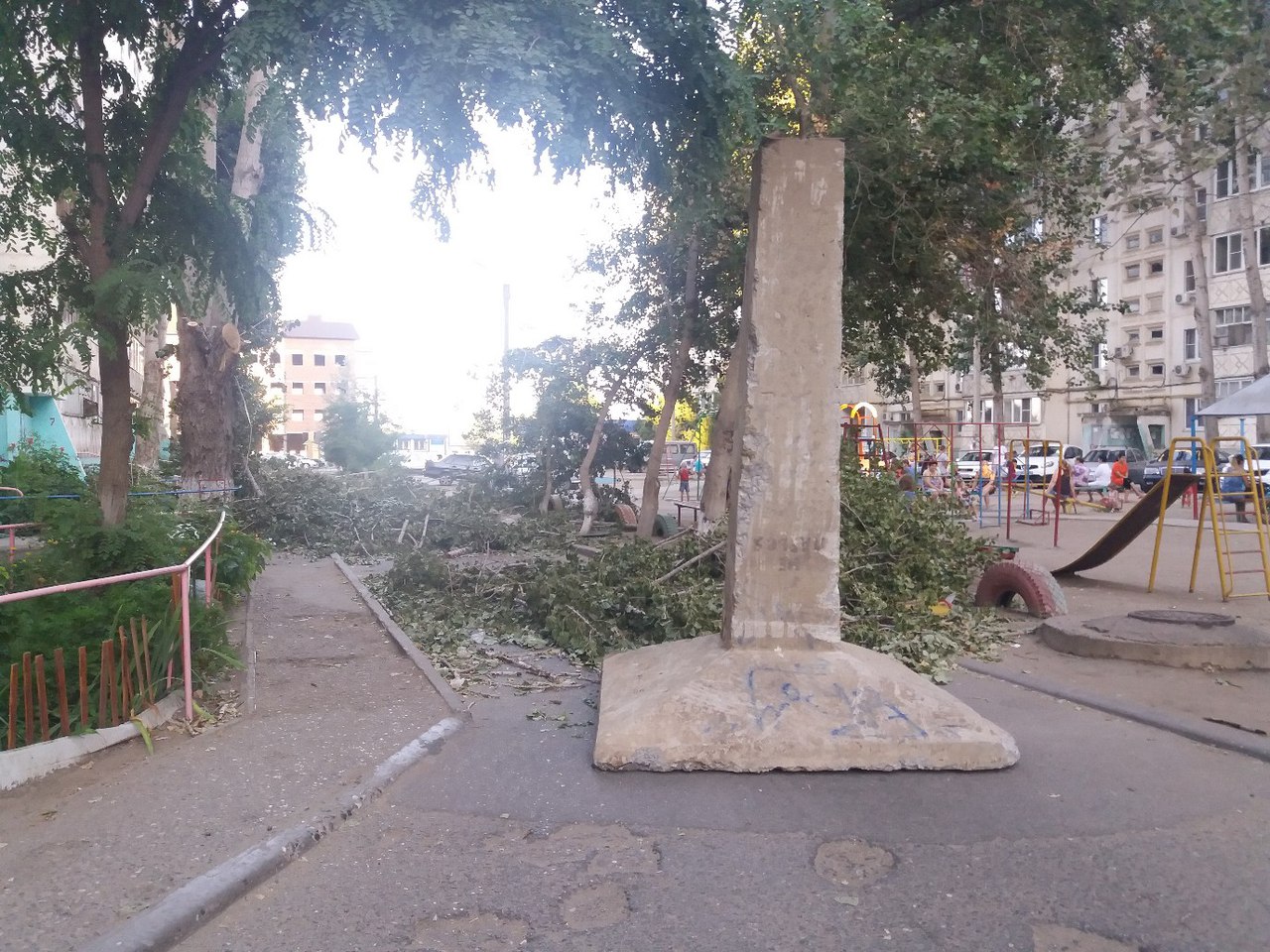 Суровая бабайка: в Астрахани установили "стоячего полицейского"