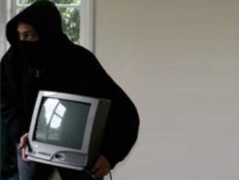 Астраханец украл у матери-пенсионерки телевизор
