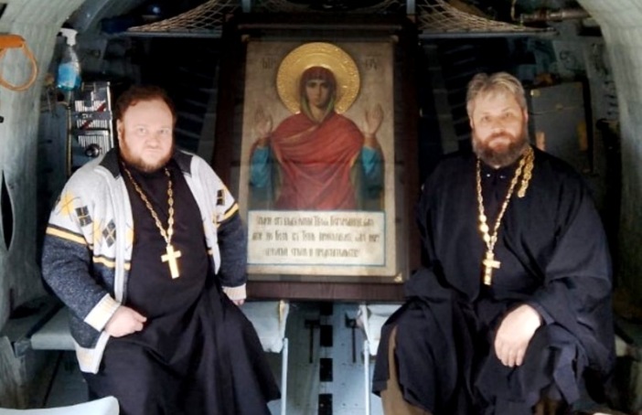 На севере Астраханской области в небе кружила «Нерушимая Стена»: над Знаменском прошел воздушный Крестный ход