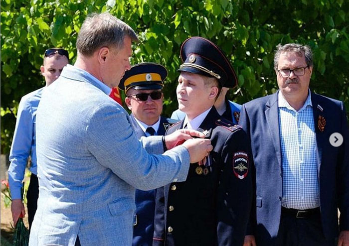 Астраханского полицейского наградили за спасение тонущего ребенка