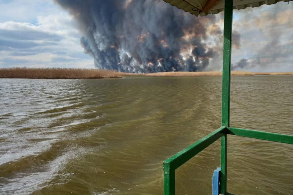 Пожар в раскатной части Каспийского моря: астраханцев предупреждают о запахе гари