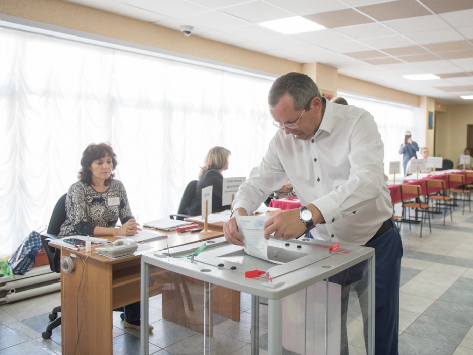Спикер областного парламента Игорь Мартынов принял участие в голосовании на выборах губернатора