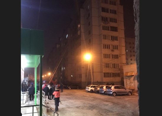 15 человек эвакуировали из-за крупного пожара в многоэтажке на Зеленгинской в Астрахани