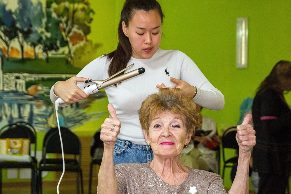 Все ушли красивые: в астраханском соццентре прошел парикмахерский карнавал