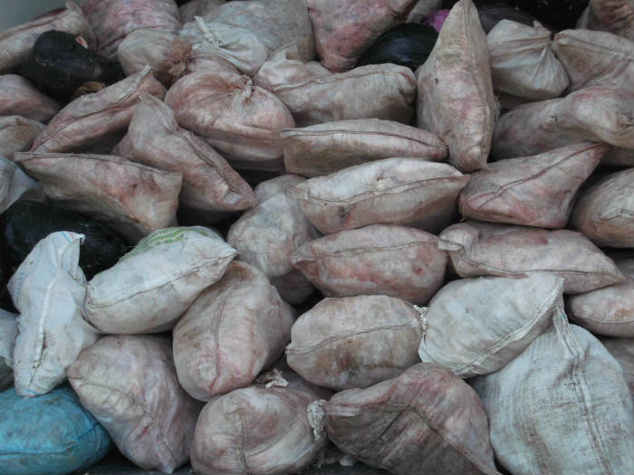 На границе Астраханской области и Казахстана задержали говяжий жир