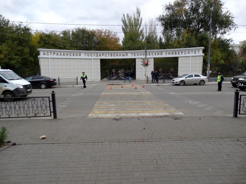 В Астрахани водитель сбил студентку у входа в вуз и скрылся
