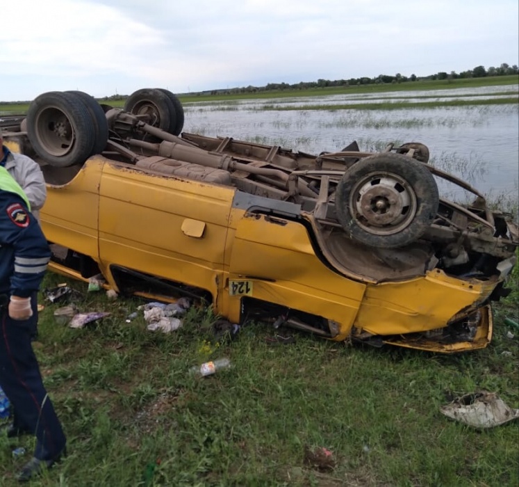 Оторвалось колесо: подробности ДТП с перевернувшейся ГАЗелью на астраханской трассе