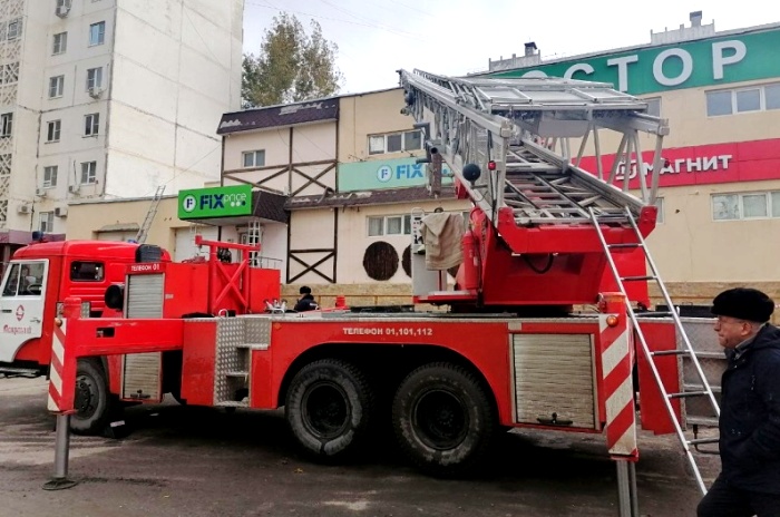 В Астрахани пожар в торговом центре потушили за несколько минут