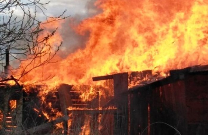 Под Астраханью более четырех часов горели хозпостройки