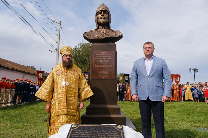 В Астрахани открыли памятник Александру Невскому