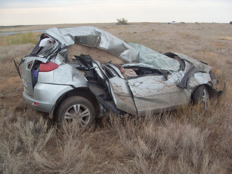 Под Астраханью иномарка снесла бетонную стелу: автоледи погибла 