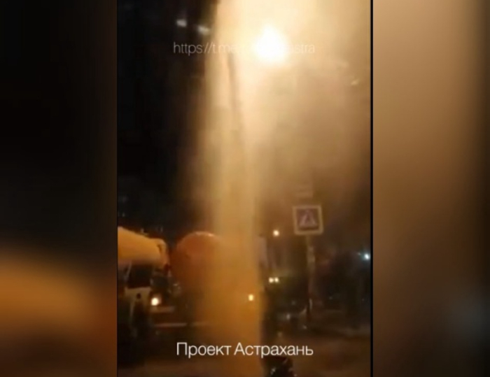 В центре Астрахани забил коммунальный фонтан: видео