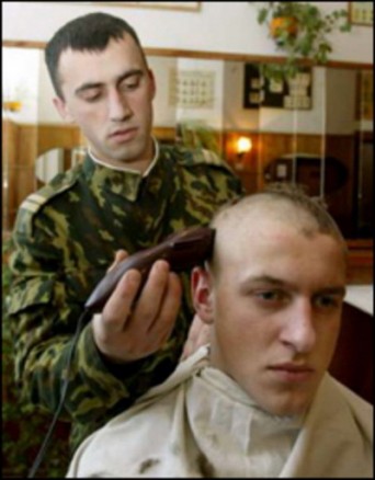 ВЫЛЕЗАЙ ИЗ-ПОД ЮБКИ. Минобороны провоцирует призывников «на слабо?»