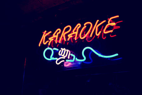 В Астрахани гость караоке без повода разбил бутылку об голову парня 