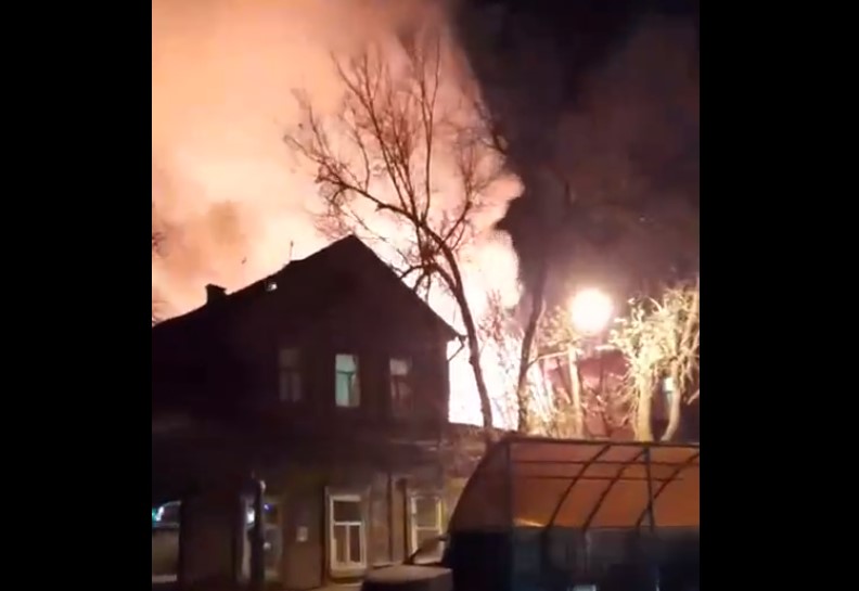 В центре Астрахани горят два жилых дома