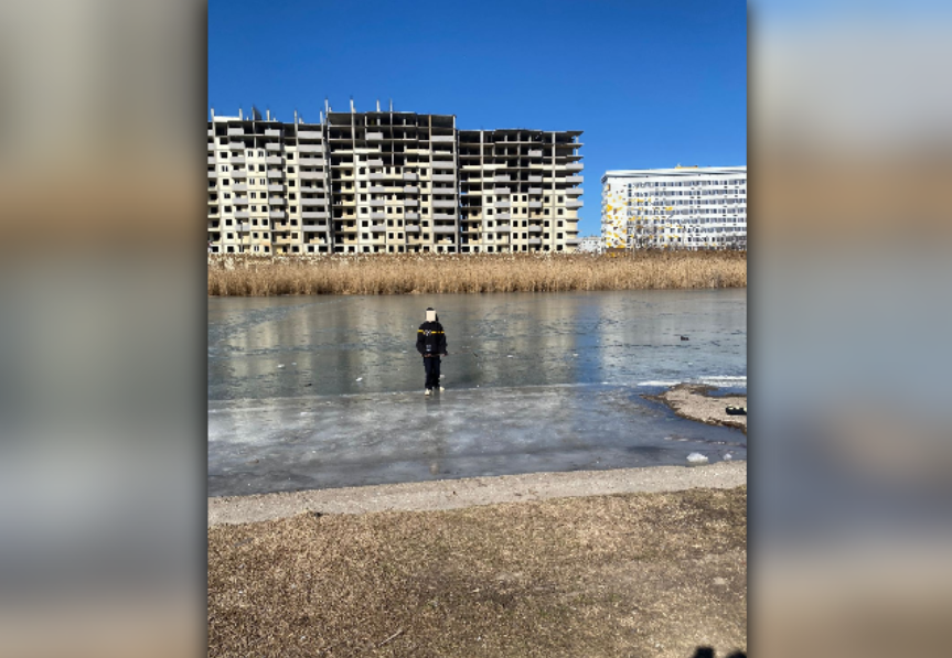 Астраханские спасатели поймали гуляющих по льду детей